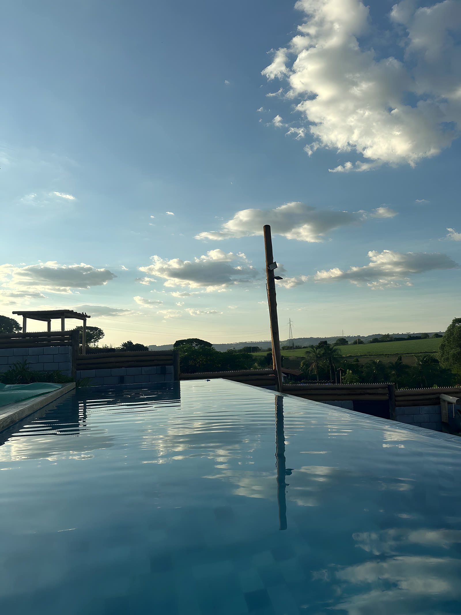 Piscina com borda infinita refletindo o céu