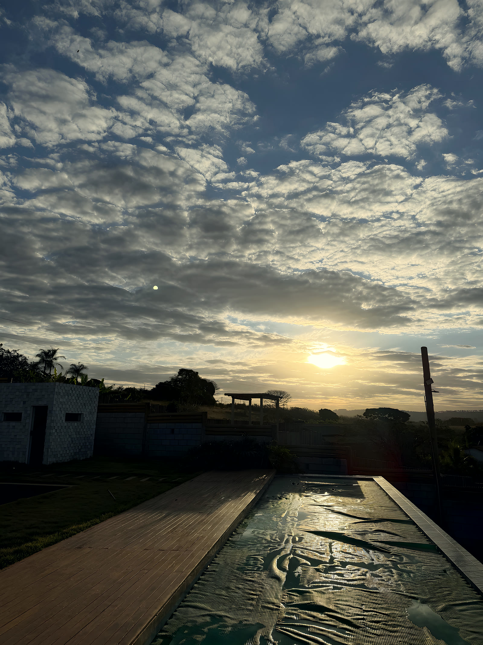 Piscina com borda infinita sob nuvens douradas