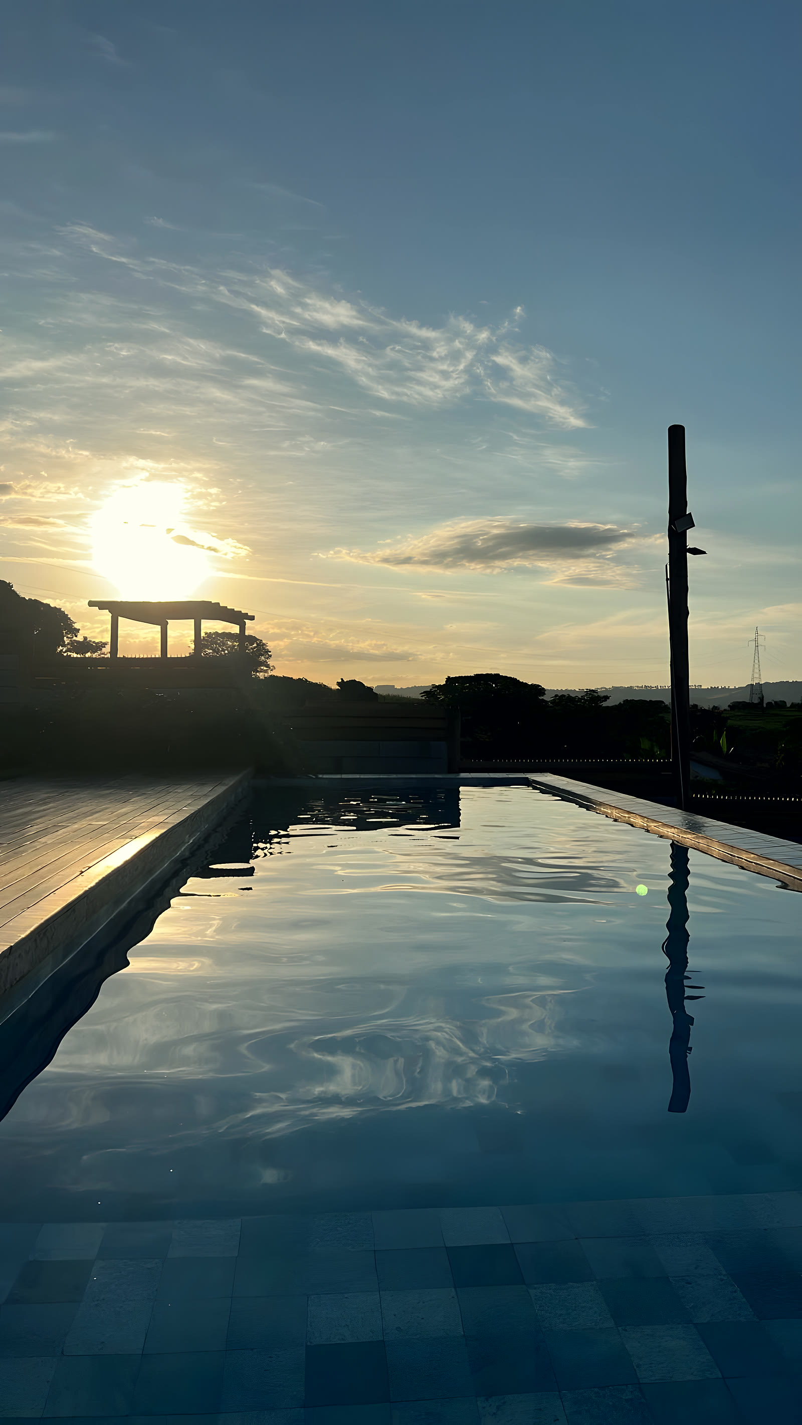 Piscina refletindo o sol baixo