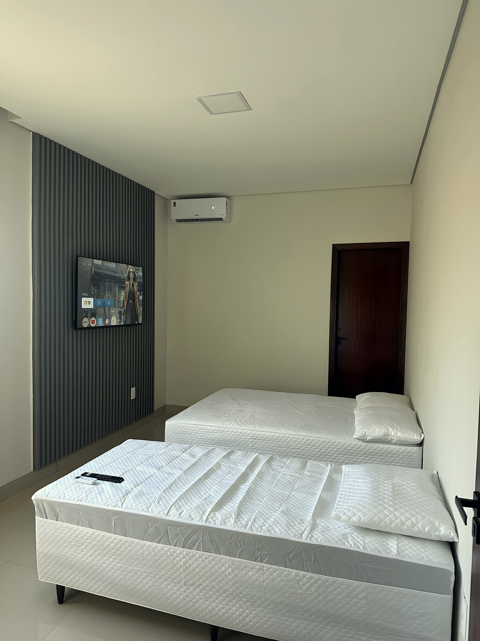 Quarto com duas camas de solteiro e ar-condicionado